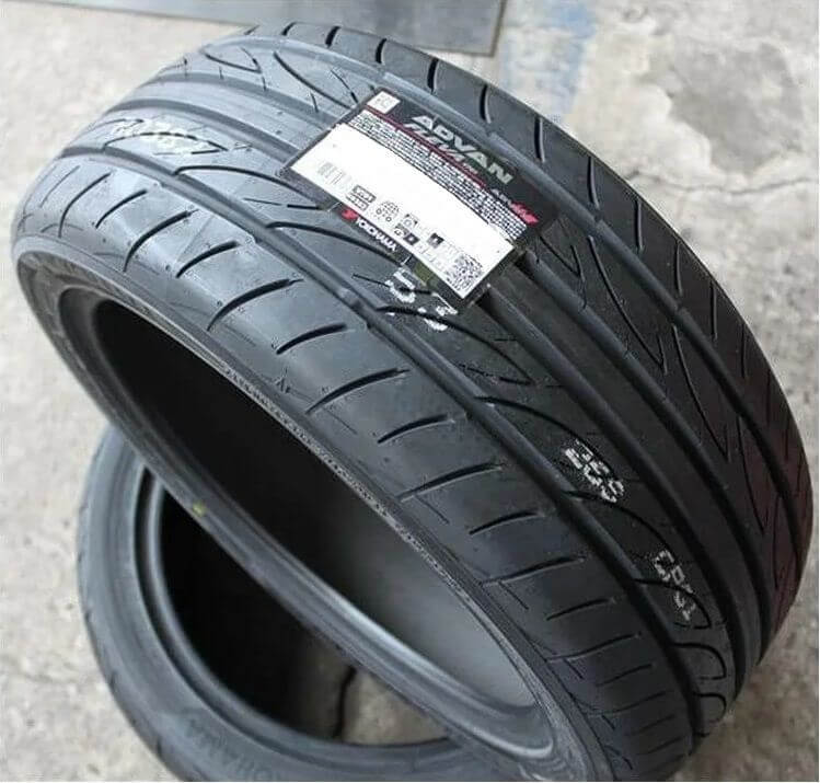Yokohama Advan Fleva V701 215/45R18 93W