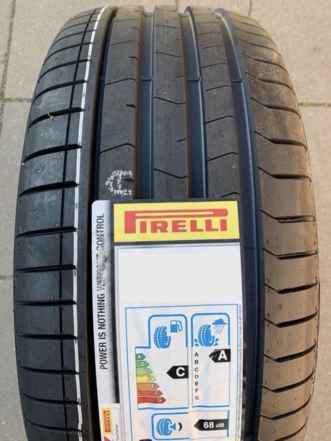 Pirelli P Zero PZ4 265/30R21 96Y