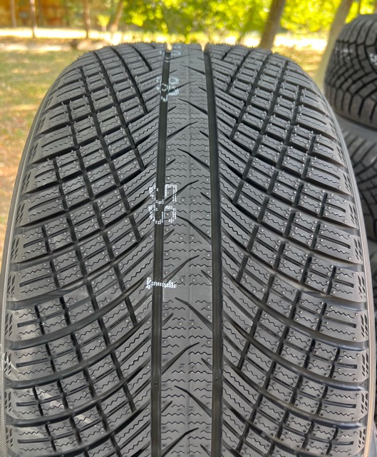Yokohama ADVAN WINTER V907 245/45R20 103V